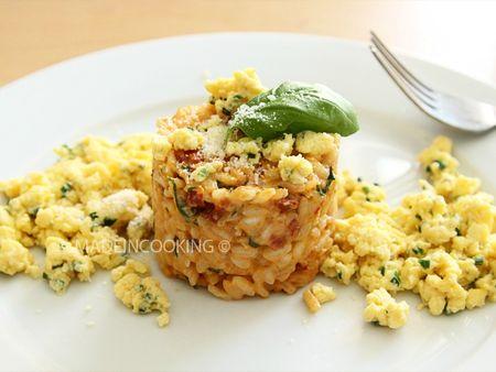 Risotto crèmeux au fromage, tomates séchées et oeufs brouillés RisotOeufCrèmBLOG14