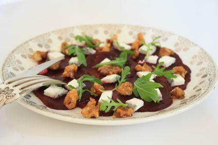 Carpaccio de betteraves, pépites de chèvre cendré et de noix caramélisées & roquette IMG_1675