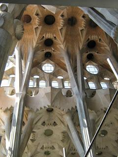 Gaudi: La Sagrada Familia Gaudi: La Sagrada Familia