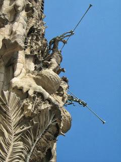 Gaudi: La Sagrada Familia Gaudi: La Sagrada Familia