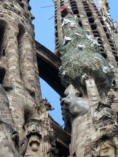 Gaudi: La Sagrada Familia Gaudi: La Sagrada Familia