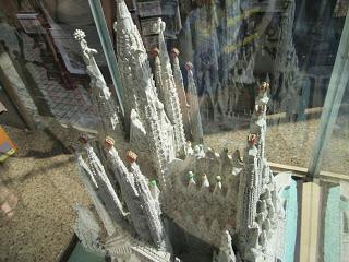 Gaudi: La Sagrada Familia Gaudi: La Sagrada Familia