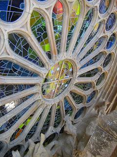 Gaudi: La Sagrada Familia Gaudi: La Sagrada Familia