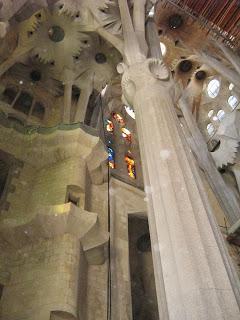 Gaudi: La Sagrada Familia Gaudi: La Sagrada Familia