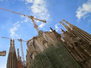 Gaudi: La Sagrada Familia Gaudi: La Sagrada Familia