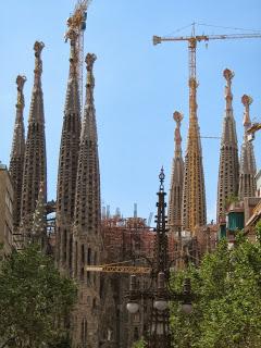 Gaudi: La Sagrada Familia Gaudi: La Sagrada Familia