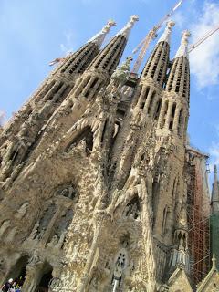 Gaudi: La Sagrada Familia Gaudi: La Sagrada Familia