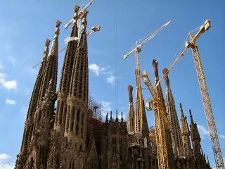 Gaudi: La Sagrada Familia Gaudi: La Sagrada Familia