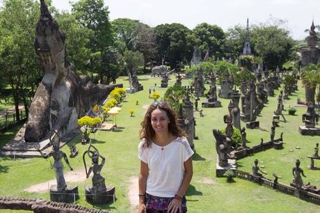 Wander the World’s Wonder, Amira la jeune Globe Trotteuse Tunisienne Wander the Worlds Wonder Laos