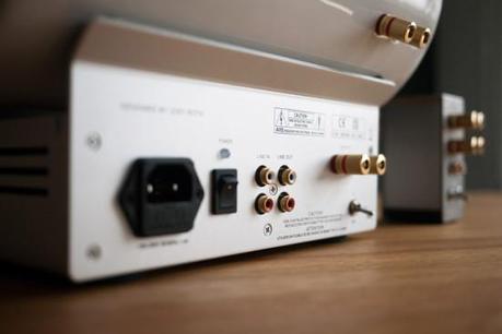 Photo de Joey Roth Ceramic Speaker System Image ceramic speakers joey roth 3 550x367 Joey Roth Ceramic Speaker System