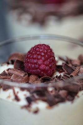 Mousse petit suisse , chocolat blanc et framboises , un dessert facile et rapide