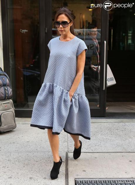 Victoria Beckham brille à New York, habillée d'une robe Victoria Victoria Beckham (sa deuxième marque de vêtements) issue de la collection printemps-été 2014 et de bottines Giuseppe Zanotti. Le 9 septembre 2013.
