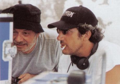 Le producteur Claude Berri et le réalisateur Alain Chabat regardant le moniteur de contrôle durant le tournage d'Astérix & Obélix Mission Cléopatre. Photo © Pathé