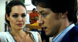 Faire ses courses et se faire emmerder par Angelina Jolie, le dur quotidien de James. 