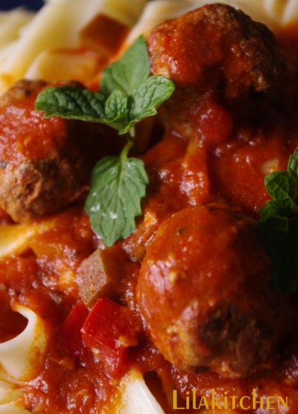 Boulettes de viande à la sauce tomate sauce tomate