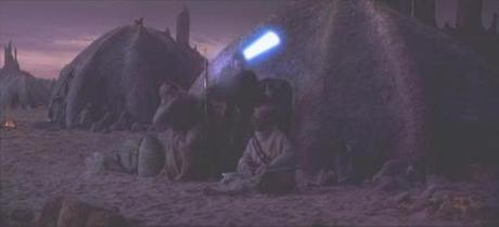 Scène d'Anakin Skywalker dans le campement des Hommes des Sables de  Star Wars: Épisode II L'Attaque des Clones. Photo © Lucasfilm Ltd.
