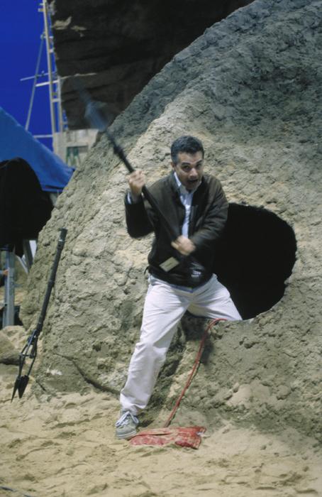 Patrice Girod sur le décor du campement des Hommes des Sables de Star Wars: Épisode II L'Attaque des Clones, aux studios Fox de Sydney en Australie, en 2000. Photo © Lucasfilm Ltd.