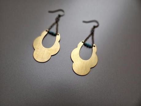 Armêl s’en mêle et elle a toujours raison ! Bijoux en laiton et fines perles en verre . Armêl s’en mêle et elle a toujours raison ! Bijoux en laiton et fines perles en verre .