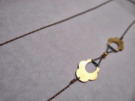 Armêl s’en mêle et elle a toujours raison ! Bijoux en laiton et fines perles en verre . Armêl s’en mêle et elle a toujours raison ! Bijoux en laiton et fines perles en verre .