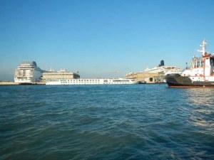 Le Défilé des Monstres (La Sfilata di Mostri) Le Défilé des Monstres (La Sfilata di Mostri)