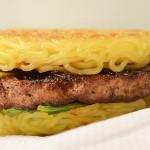 GASTRONOMIE: Le Ramen Burger, nouveau must-have culinaire. GASTRONOMIE: Le Ramen Burger, nouveau must-have culinaire.