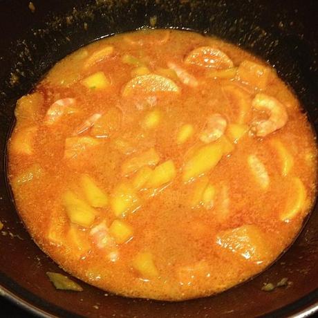 Curry rouge à la mangue et aux crevettes