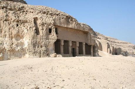 Et si on parlait de cette méconnue, la Moyenne-Égypte (3) et la divinité Pakhet d'Antinoë à Béni Hassan, dans l'Égypte ancienne ! 800px-Speos_Artemidos_01.jpg