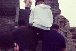 Justin Bieber refuse de monter les marches de la Muraille de Chine et se fait porter par ses gardes du corps Justin Bieber refuse de monter les marches de la Muraille de Chine et se fait porter par ses gardes du corps