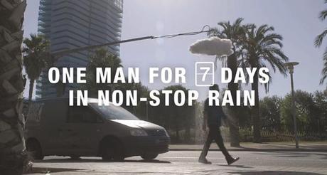 Il reste sous la pluie pendant 7 jours pour tester des Geox We-made-it-rain.-Geox