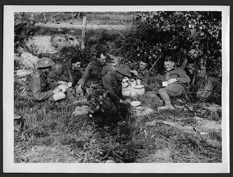 L'heure du thé, une image qui rappelle un célèbre déjeuner sur l'herbe destinée à la propagande durant la première guerre mondiale. National Library of Scotland, Flickr Commons.