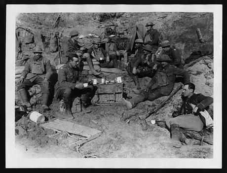 Des soldats britanniques juste derrière les tranchées buvant du thé pour rassurer l'arrière. National Library of Scotland, Flickr Commons