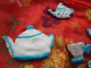 L'heure du thé : sablés en forme de théières et tasses DSCF3752