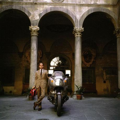 Style italien, mode demploi style italien homme style italien sprezzatura spezzato Slim Aarons Gianni Agnelli foulard Dolce Vita derby à double boucle count simone rucellai by slim aarons la dolce vita Style italien, mode demploi