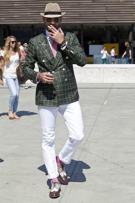 Style italien, mode demploi style italien homme style italien sprezzatura spezzato Slim Aarons Gianni Agnelli foulard Dolce Vita derby à double boucle pitti uomo 84 gentlemansgazette.com Style italien, mode demploi