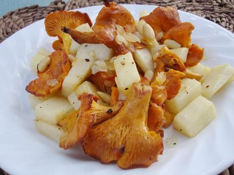 Sauté de céleri-rave & chanterelles aux noix de pin Sauté de céleri-rave & chanterelles aux noix de pin