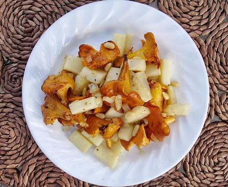 Sauté de céleri-rave & chanterelles aux noix de pin Sauté de céleri-rave & chanterelles aux noix de pin