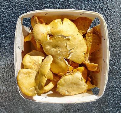 Sauté de céleri-rave & chanterelles aux noix de pin Sauté de céleri-rave & chanterelles aux noix de pin