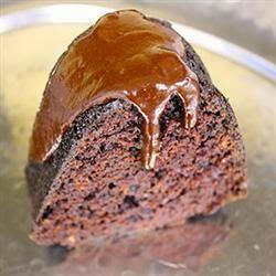  gâteau au chocolat noir avec Arroser de chocolat