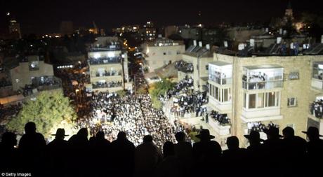 Les foules sont restés dans les rues jusque tard dans la soirée que s'écria chef Shas: «Que deviendrons-nous»
