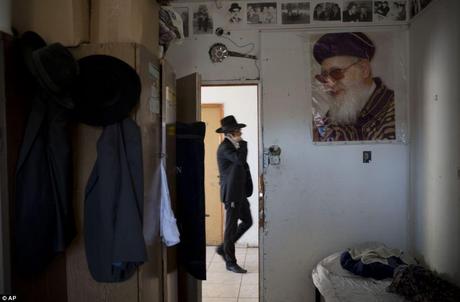 Adoré: Un portrait du rabbin Ovadia Yosef accroche sur un mur dans une yeshiva