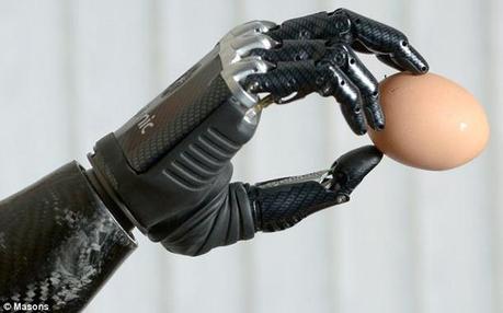 Le musée insolite : le musée de la main à Lausanne http://www.humanoides.fr/wp-content/uploads/2012/11/Blog_humanoides_Bebionic3_main_bionique_oeuf.jpg