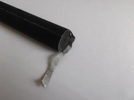 DIY: présentoir à bracelets decoupe de la feutrine collée sur le support