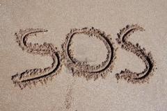 Au secours 1777758-sos-inscription-sur-une-plage-de-sable-a-la-cote-du-pacifique.jpg