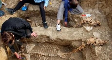 Des restes de chevaux vieux de 2500 ans, découverts en Bulgarie, suggèrent qu'ils ont été enterrés debout