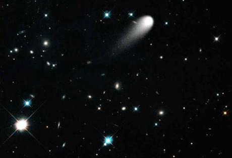 La comète ISON photographiée par le téléscope Hubble.
