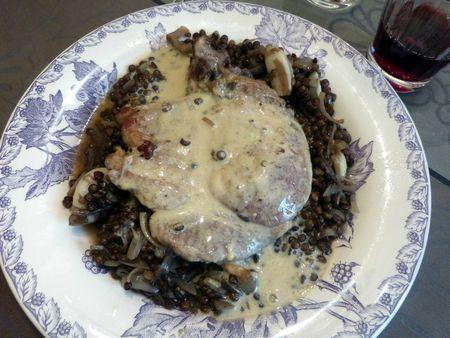 Côtes de cochon braisées aux lentilles, sauce moutardée côtes de cochon aux lentilles vertes et à la sauce moutarde