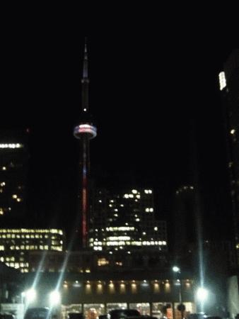 CN tower by night éclairée Toronto Canada