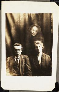 Un couple et un esprit de femme, photographie de William Hope, vers 1920
