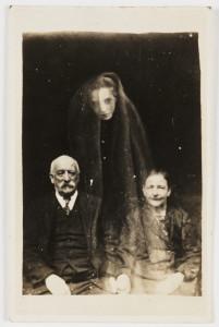 Le couple Ederly et le fantôme d'une jeune femme, photographie de William Hope, vers 1920