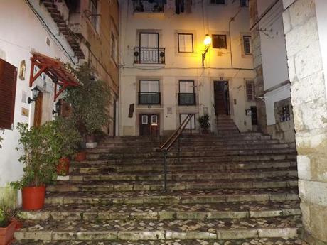 Lisbonne - Portugal- quartier de l' Alfama de nuit La photo du jour 14 Octobre
